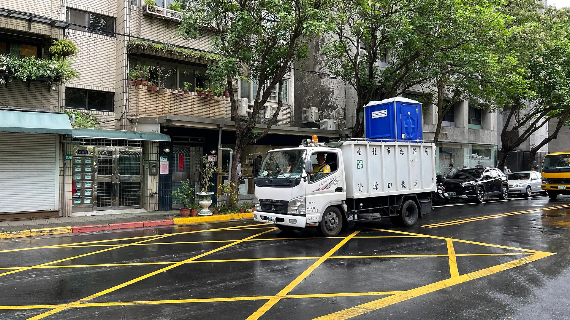 ​臺北市政府環境保護局三菱堅達資源回收車4816-H7左側，載運流動廁所，雨中行經臺北市中山區大直街81、83號前。. Portable Restroom Rental Fleet Size: How to Size Your Fleet