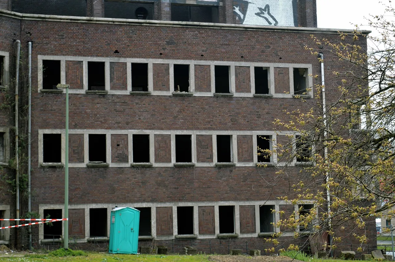monument protection, monument, window, architecture, historical, building, swimming pool, toilet, construction site, hamborn, duisburg. 8 things to weigh up on portable restroom rental trends